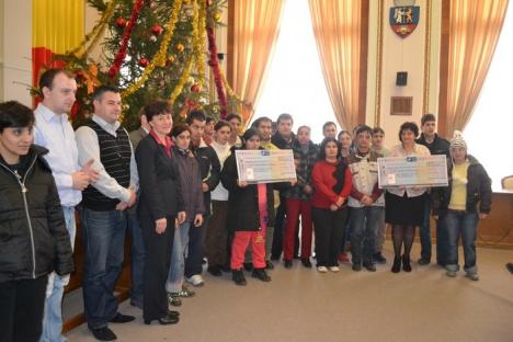 Preşedinta Nato Charity Bazaar a înmânat cecuri fundaţiilor bihorene care au câştigat sponsorizări în 2013 (FOTO)