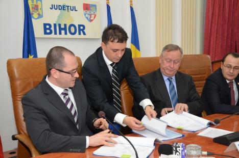 De ziua lui Alexandru Kiss, ministrul Mediului, Korodi Attila, a adus un "cadou" de aproape 200 milioane lei pentru Bihor (FOTO)