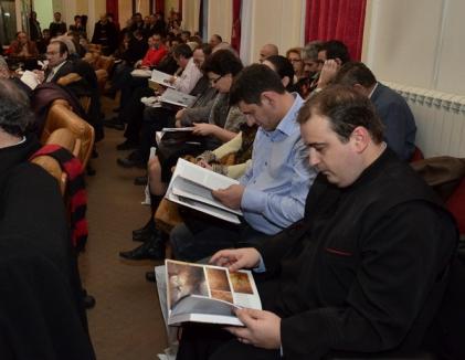 Trei cărţi într-o singură lansare: într-o sală plină de PDL-işti şi oameni de cultură, Mircea Bradu a lansat o monografie a Bihorului în trei volume (FOTO)