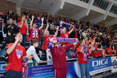 A plouat cu jucării de pluş! Baschetbaliştii de la CSM Oradea au încheiat anul cu o victorie şi le-au mulţumit fanilor (FOTO/VIDEO)