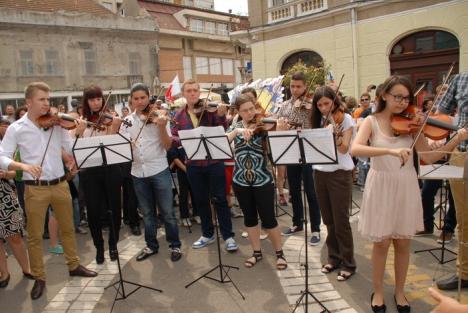 Carnaval european pe străzile Oradiei: Elevii au promovat unitatea în Europa (FOTO/VIDEO)