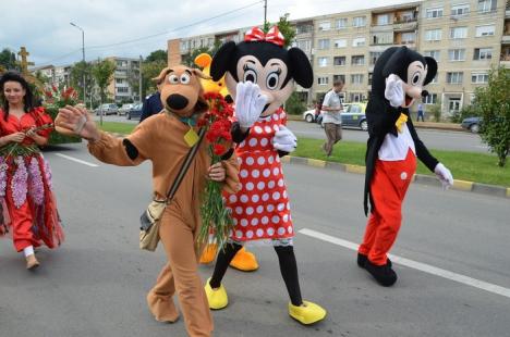 Oradea cu flori: Sute de orădeni au mers să vadă carele alegorice (FOTO / VIDEO)
