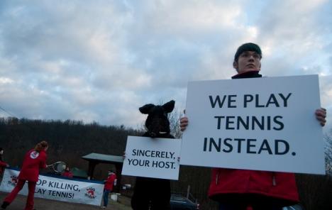 Apărătorii drepturilor animalelor au protestat la Balc, în frunte cu Remus Cernea: Stop killing, play tennis! (FOTO)