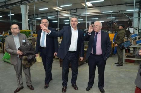 Fabrica UAMT, lăudată de politicieni: A investit 30 milioane de lei în retehnologizare şi urmează să-şi deschidă secţii în afara Oradiei (FOTO/VIDEO)