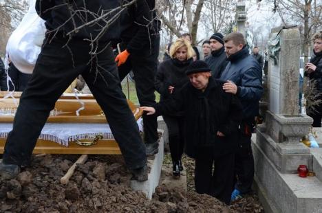 La înmormântarea interlopului Mişi, preotul i-a îndemnat prietenii să-l ierte pe criminal (FOTO)