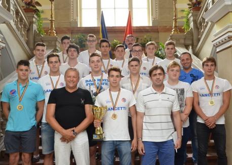 Echipele de juniori I și II ale clubului Crișul, premiate, pentru titlul național obținut (FOTO)