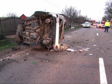 Accident oribil provocat de un şofer de Mercedes fără permis. Trei tineri au murit (FOTO/VIDEO)