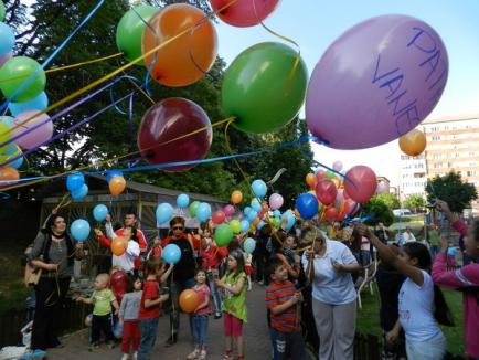 Lacrimi şi zâmbete: Părinţii de îngeri au înălţat baloane pentru micuţii plecaţi prea devreme (FOTO)