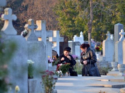 Reportaj: La alegerile puse de Ziua morţilor orădenii au preferat... urnele de la cimitir (FOTO)