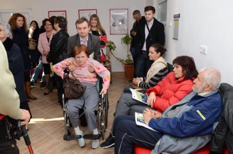 Inaugurare cu lacrimi: Primarul Bolojan şi-a descoperit la deschiderea Centrului de scleroză un fost coleg în scaun cu rotile (FOTO)