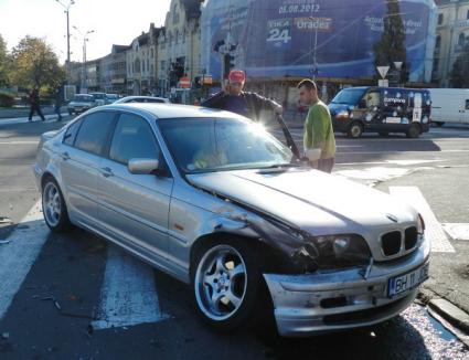 O şoferiţă începătoare la volanul unui BMW a distrus un VW Golf în centrul Oradiei (FOTO)