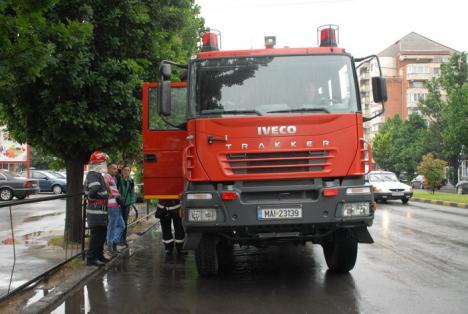 Incendiu la o maşină pe Bulevardul Dacia: Un Ford a luat foc în mers (FOTO)