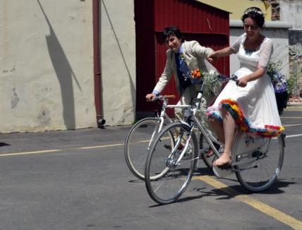 Eco-mirii: Doi orădeni s-au căsătorit pe... biciclete (FOTO)