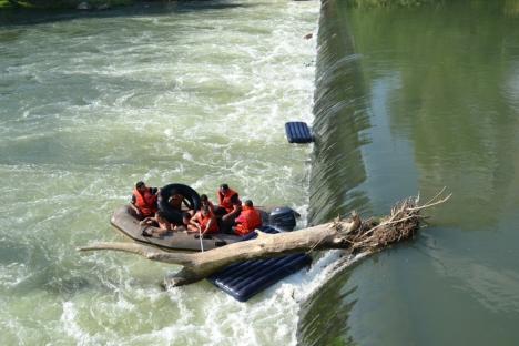 Intervenţie spectaculoasă: Patru copii în pericol de înec, salvaţi de pompieri dintr-un vârtej lângă Podul Dacia (FOTO)