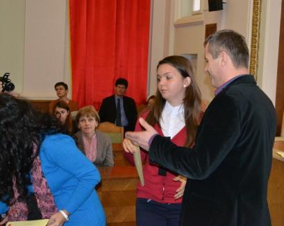 A venit Moş Nicolae! Cei mai buni elevi şi studenţi orădeni au fost premiaţi de municipalitate (FOTO)