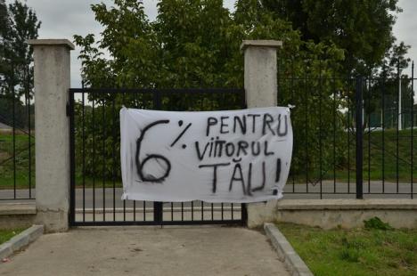 La Universitatea din Oradea, anul a început cu un protest studenţesc şi cu amintirea defunctului rector Maghiar (FOTO/VIDEO)