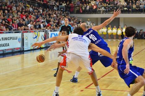 A treia înfrângere pentru baschetbalişti: CSM Oradea a pierdut cu 77-91 în faţa campioanei (FOTO)