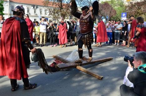 Patimile lui Hristos: Sute de orădeni l-au însoţit pe Iisus pe Drumul Crucii (FOTO / VIDEO)