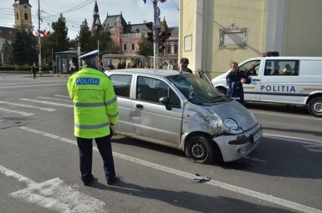 Accident în centru: Un motociclist a intrat din plin într-un Matiz care a trecut pe galben (FOTO)