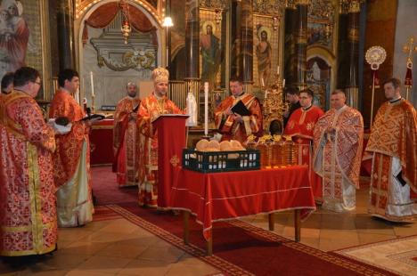 După exemplul Mântuitorului, episcopul Virgil Bercea a spălat picioarele a 12 seminarişti (FOTO)
