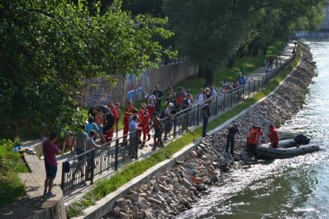 Intervenţie spectaculoasă: Patru copii în pericol de înec, salvaţi de pompieri dintr-un vârtej lângă Podul Dacia (FOTO)