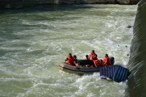 Intervenţie spectaculoasă: Patru copii în pericol de înec, salvaţi de pompieri dintr-un vârtej lângă Podul Dacia (FOTO)