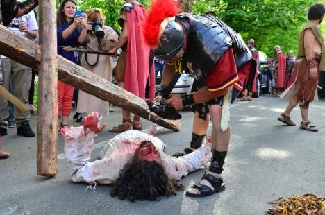 Patimile lui Hristos: Sute de orădeni l-au însoţit pe Iisus pe Drumul Crucii (FOTO / VIDEO)