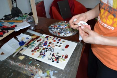 Stăpâna inelelor: O orădeancă realizează bijuterii din cioburi colorate (FOTO)