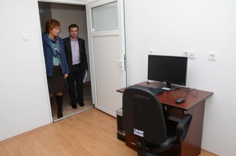 Inaugurare cu lacrimi: Primarul Bolojan şi-a descoperit la deschiderea Centrului de scleroză un fost coleg în scaun cu rotile (FOTO)