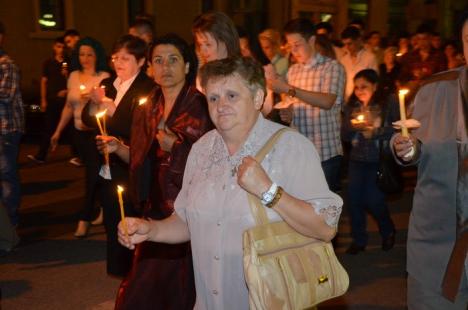 Hristos a Înviat! Sute de orădeni au mers să ia lumină la bisericile din centru (FOTO)