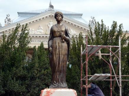 Statuia Reginei Maria a fost amplasată în faţa Teatrului (FOTO)
