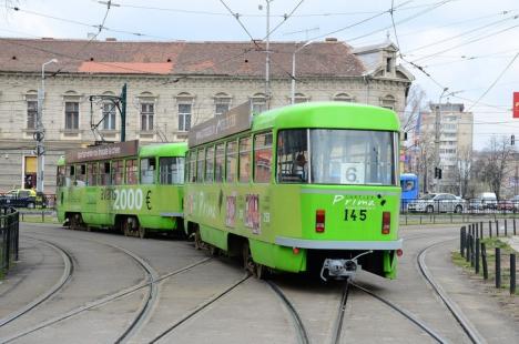 Un grup de nemţi pasionaţi de tramvaie au închiriat un Tatra şi s-au plimbat prin Oradea (FOTO)
