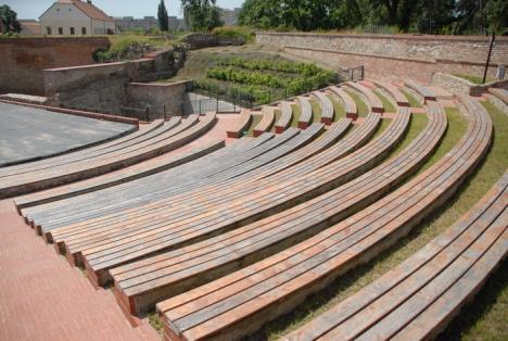 Amfiteatru degeaba: Deşi a costat 3 milioane de lei, Teatrul de Vară din Cetate zace nefolosit de la inaugurare (FOTO)