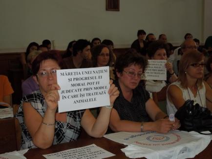 "Nu eutanasie!": Viceprimarul Mălan, huiduit de peste 200 de orădeni care se opun uciderii maidanezilor (FOTO)