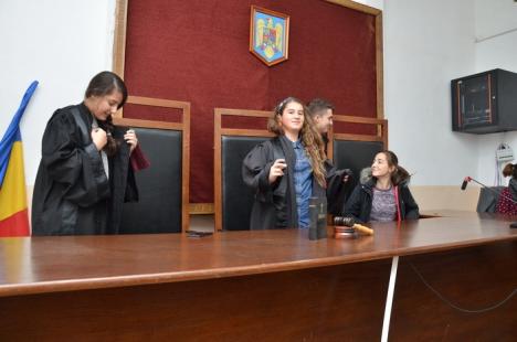 Ziua Porţilor Deschise la Tribunal: Elevii au fost atraşi de robele de judecători (FOTO)