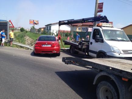 "Liniuţă" pe centură: Din cauza vitezei, un BMW M3 a intrat într-un şanţ (FOTO)