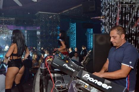 Clubul The One s-a redeschis cu DJ Rynno, animatoare sexy şi confetti. Vezi care a fost atmosfera! (FOTO)