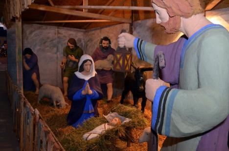 Pregătiri de Crăciun: Ieslea cu scena naşterii Mântuitorului a fost amenajată în faţa Primăriei (FOTO)