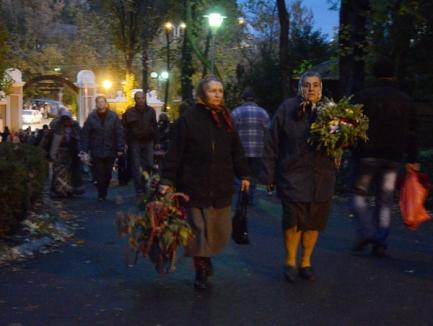 Orădenii nu s-au înghesuit să aprindă lumânări de Ziua Morţilor (FOTO)