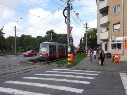 Accident pe strada Corneliu Coposu: Dubiţă, lovită de tramvai, după ce şoferul nu a acordat prioritate (FOTO)