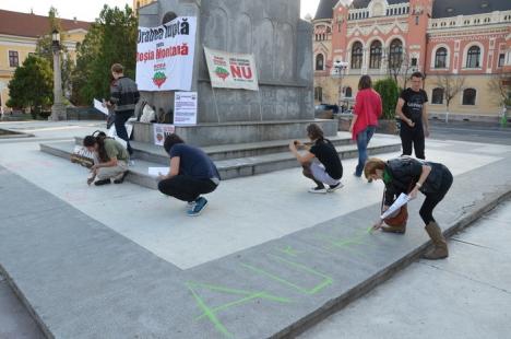 Protestatarii din Piaţa Unirii au trecut la desene pe marmură (FOTO)