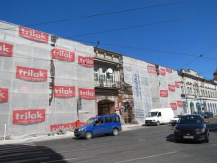 Încă o clădire din centrul istoric al Oradiei primeşte o "faţă" nouă (FOTO)
