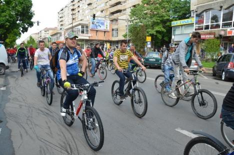 Sus biţele! Bicicliştii orădeni şi-au cerut drepturile (FOTO/VIDEO)