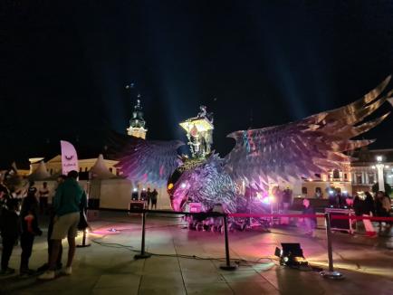 Un vultur imens a „aterizat” în Piaţa Unirii din Oradea: Petrecere surpriză, cu muzică electronică și lumini (FOTO/VIDEO)