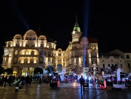 Un vultur imens a „aterizat” în Piaţa Unirii din Oradea: Petrecere surpriză, cu muzică electronică și lumini (FOTO/VIDEO)