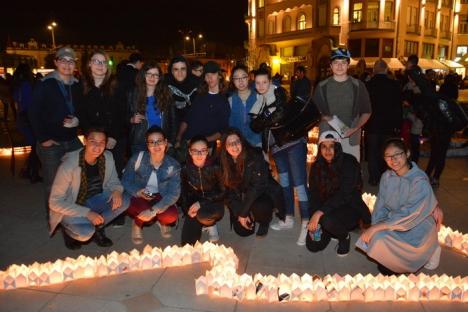 Pe întuneric. Tinerii orădeni au sărbătorit Ora Pământului în Piaţa Unirii (FOTO/VIDEO)