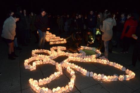 Şi orădenii au stins lumina: Sute de oameni au sărbătorit Ziua Pământului în Parcul 1 Decembrie (FOTO / VIDEO)