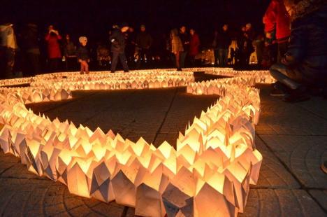 Şi orădenii au stins lumina: Sute de oameni au sărbătorit Ziua Pământului în Parcul 1 Decembrie (FOTO / VIDEO)