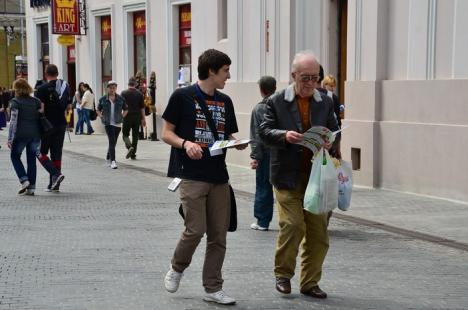 Noaptea Bibliotecilor: Pentru că "lectura e cool-tură", elevii orădeni au împărţit gratis cărţi (VIDEO)