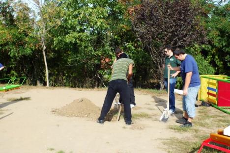 Voluntarii Provident şi picii din Dragoş Vodă au făcut un nou loc de joacă (FOTO/VIDEO)